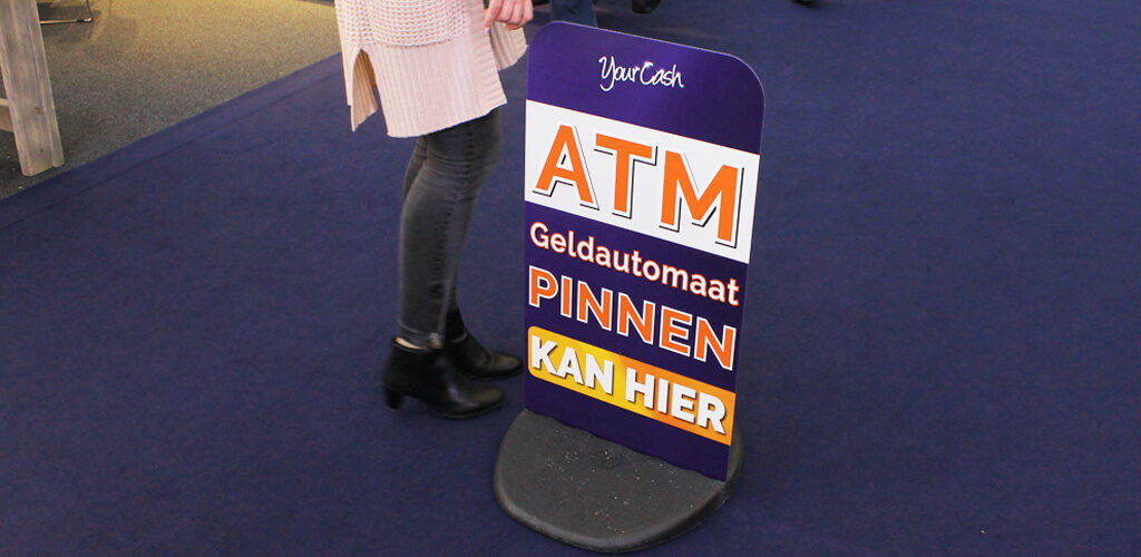 YourCash reclame bord - Pinnen kan hier